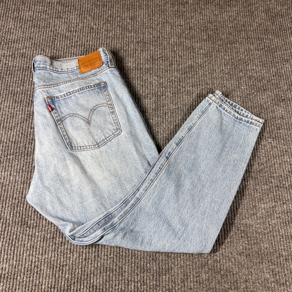 Levi's Jeans Women's 32 Premium Wedgie Straight Light Wash Distressed Button Fly